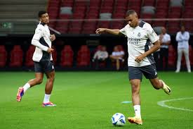 错失良机!德布劳内开出角球,后点无人看守的卢卡库没有顶到皮球.